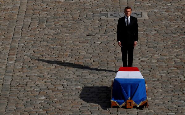 امانوئل مکرون رئیس جمهور فرانسه در مقابل قبر ژاک شیراک - اسپوتنیک ایران  