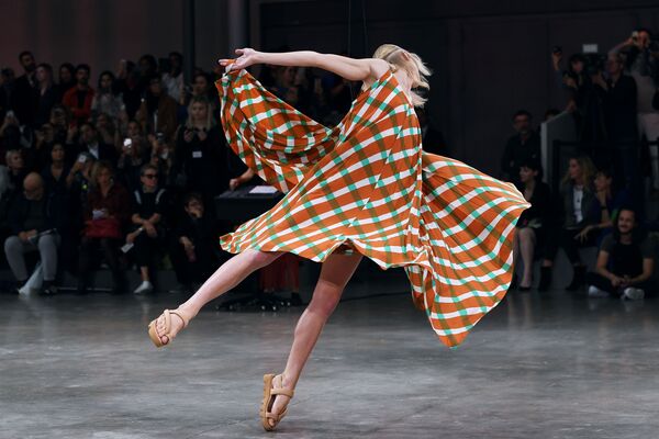 مدل رقصنده در هفته مد پاریس - اسپوتنیک ایران  