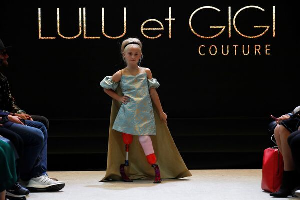 یک مدل کودک در هفته مد پاریس - اسپوتنیک ایران  