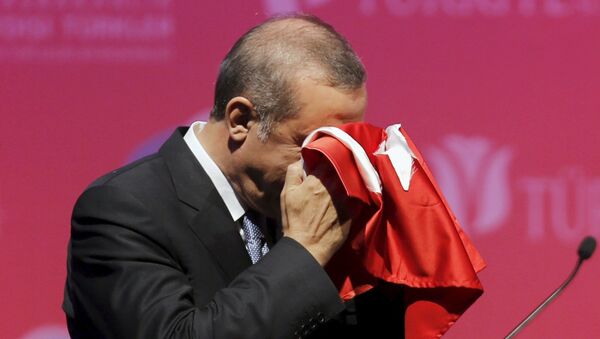 Президент Турции Реджеп Эрдоган прижимает к лицу турецкий флаг - اسپوتنیک ایران  