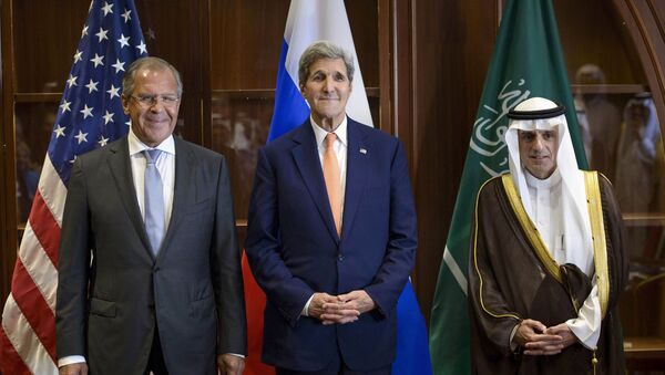 Глава МИД РФ Сергей Лавров, госсекретарь США Джон Керри и министр иностранных дел Саудовской Аравии Адель аль-Джубейр на трехсторонней встречи в Дохе, Катар - اسپوتنیک ایران  