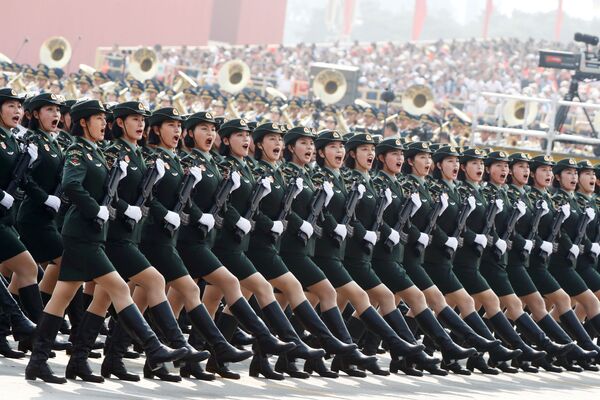 سربازهای ارتش آزادی ملی در زمان رژه نظامی به مناسبت هفتادمین سالگرد تشکیل جمهوری ملی چین در پکن - اسپوتنیک ایران  