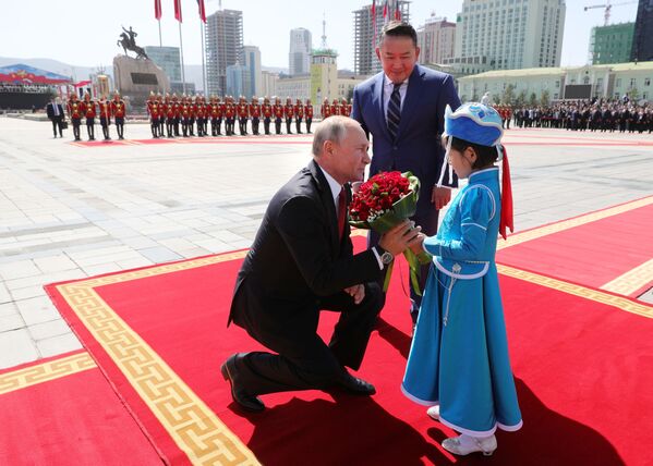 ولادیمیر پوتین، رئیس جمهور روسیه و رئیس جمهور مغولستان در اولان باتور - اسپوتنیک ایران  