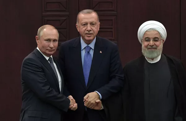 ولادیمیر پوتین، رجب طیب اردوغان و حسن روحانی، روسای جمهور روسیه ترکیه و ایران در کنفرانس خبری مشترک در ترکیه ولادیمیر پوتین، رجب طیب اردوغان و حسن روحانی، روسای جمهور روسیه ترکیه و ایران در کنفرانس خبری مشترک در ترکیه - اسپوتنیک ایران