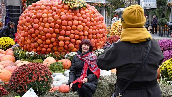 بازدیدکنندگان با کدوهای جشنواره مواد غذایی پاییز طلایی در مسکو عکس می گیرن - اسپوتنیک ایران  