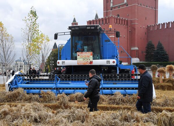 ماشین کشاورزی در میدان سرخ مسکو - اسپوتنیک ایران  