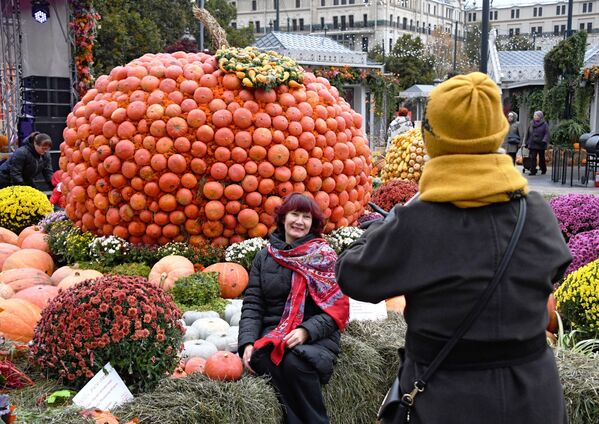 بازدیدکنندگان با کدوهای جشنواره مواد غذایی پاییز طلایی در مسکو عکس می گیرن - اسپوتنیک ایران  