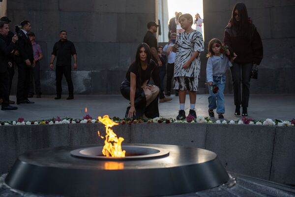 کیم کارداشیان  برای آتش جاودان در مجموعه یادبود« تسیتسرناکابرد» گل می برد - اسپوتنیک ایران  