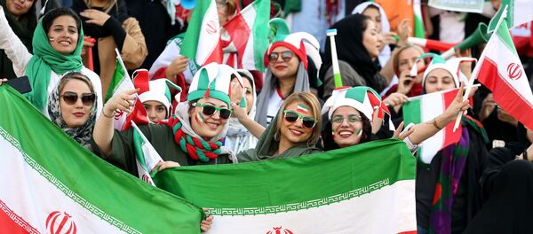 بانوان ایرانی در استادیوم آزادی تیم کشورشان را تشویق می کنند - اسپوتنیک ایران  