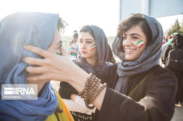 بانوان ایرانی برای حضور در ورزشگاه آزادی خود را آماده می کنند - اسپوتنیک ایران  