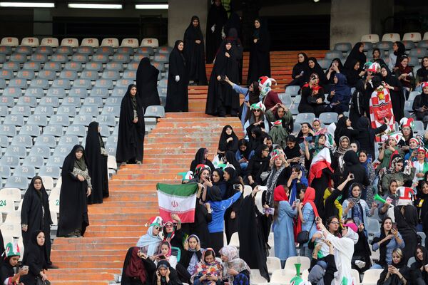 بانوان ایرانی از جایگاه هواداران در ورزشگاه آزادی به تشویق تیم کشورشان پرداختند - اسپوتنیک ایران  