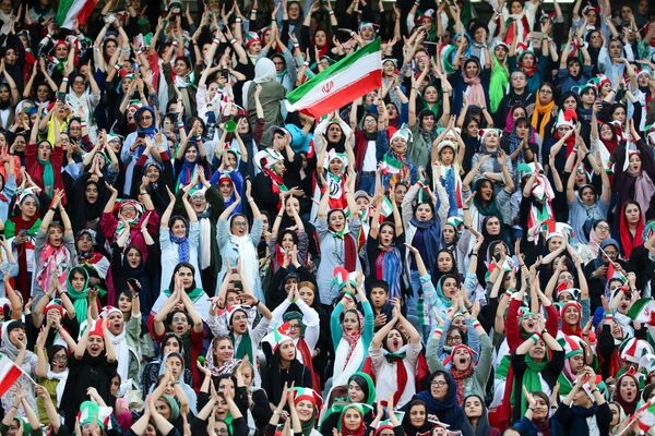 بانوان ایرانی در استادیوم آزادی تیم کشورشان را تشویق می کنند - اسپوتنیک ایران  