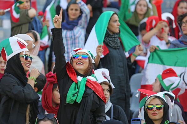 بانوان ایرانی در استادیوم آزادی تیم کشورشان را تشویق می کنند - اسپوتنیک ایران  