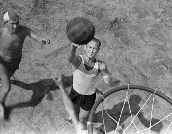 الکسی لئونوف خلبان و فضانورد اتحاد جماهیر شوروی، در بازی بسکتبال توپ را به درون سبد پرتاب می کند.
 - اسپوتنیک ایران  