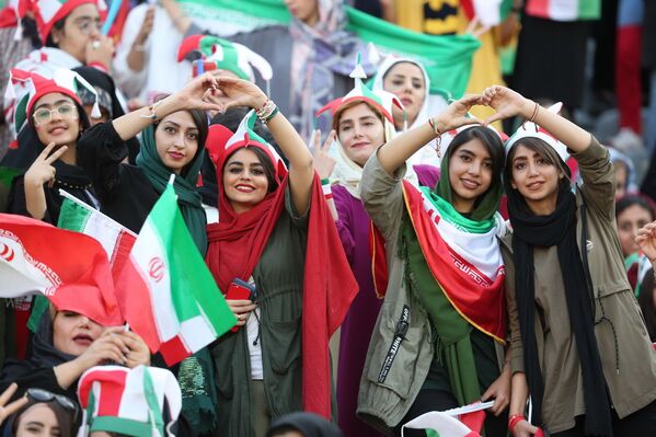 بانوان ایرانی در استادیوم آزادی تیم کشورشان را تشویق می کنند
 - اسپوتنیک ایران  