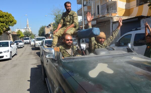 نظامیان در ماشین در مرز ترکیه و سوریه - اسپوتنیک ایران  