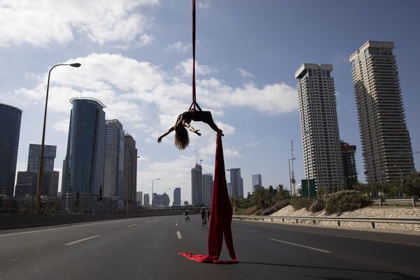اکروباتیست اسرائیلی در حال اجرای برنامه در خیابانی در تل آویو - اسپوتنیک ایران  