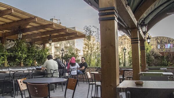 اقدامی عجیب از یک کافه‌ در تهران؛ زبان فارسی ممنوع! - اسپوتنیک ایران  