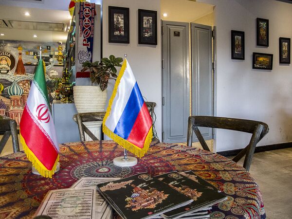 میز کافه راشا در تهران - اسپوتنیک ایران  