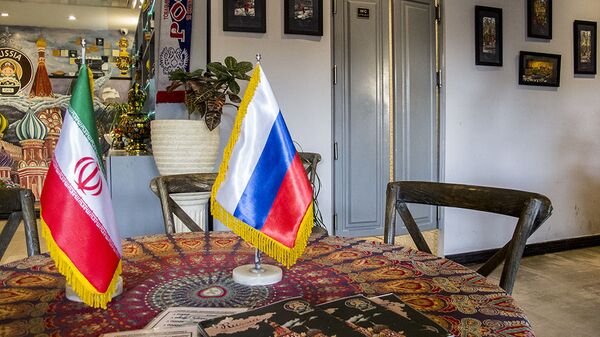 میزی در کافه ای در تهران به سبک روسی - اسپوتنیک ایران  