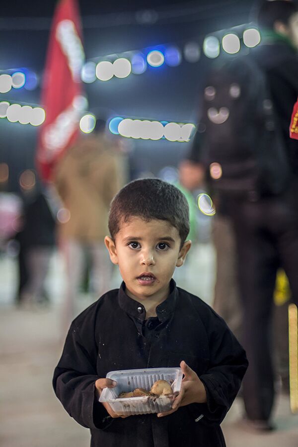 کودکی در مراسم پیاده روی زائران ایرانی از نجف به کربلا - اسپوتنیک ایران  