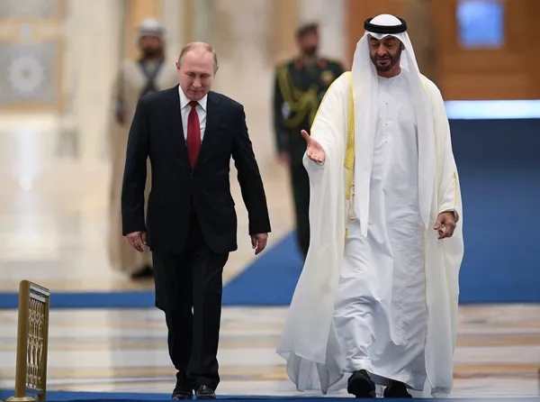 ولادیمیر پوتین در دیدار رسمی با ولیعهد ابوظبی محمد بن زید ال نهیان ولادیمیر پوتین در دیدار رسمی با ولیعهد ابوظبی محمد بن زید ال نهیان - اسپوتنیک ایران