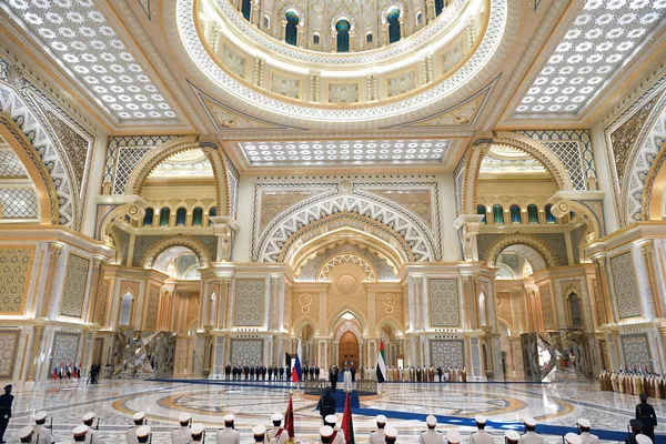 ولادیمیر پوتین در دیدار رسمی با ولیعهد ابوظبی محمد بن زید ال نهیان ولادیمیر پوتین در دیدار رسمی با ولیعهد ابوظبی محمد بن زید ال نهیان - اسپوتنیک ایران