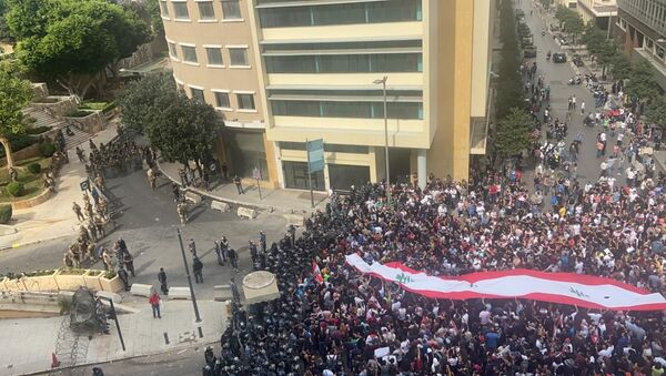 تظاهرات در لبنان به دلیل وضع مالیات بر مکالمات واتس‌اپ  - اسپوتنیک ایران  