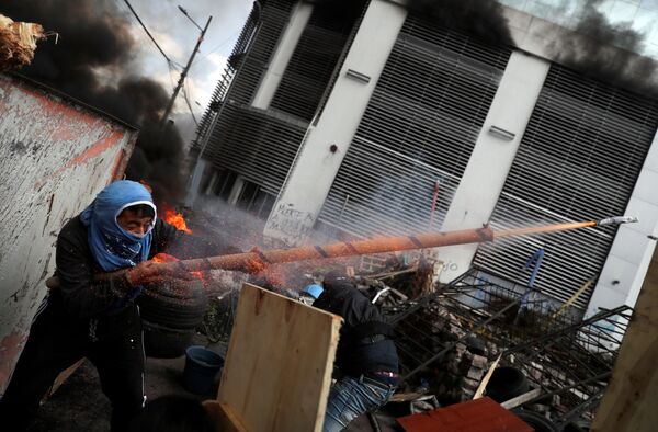 شلیک یک معترض با سلاح خانگی در جریان اعتراضات کیتو، اکوادور - اسپوتنیک ایران  
