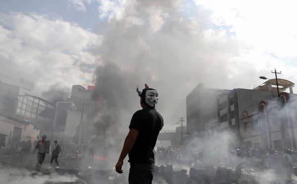 معترض نقاب دار در تظاهرات اکوادور
 - اسپوتنیک ایران  