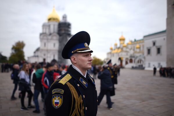 سربازان هنگ ریاست جمهوری روسیه در مراسم جدایی نگهبانان سواره و پیاده در میدان کلیساها در کرملین مسکو - اسپوتنیک ایران  