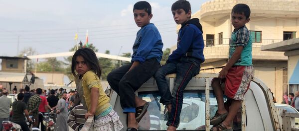 مردمان شهر عن العرب در نزدیکی مرز با ترکیه - اسپوتنیک ایران  