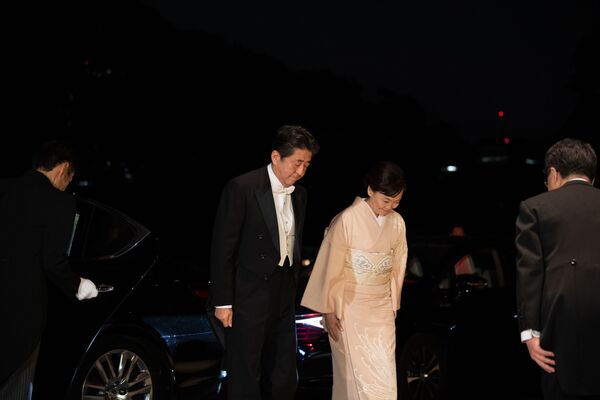 نخست وزیر ژاپن شینزو آبه به همراه همسرش در مراسم تاجگذاری امپراتور ژاپن  - اسپوتنیک ایران  