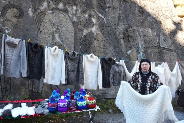 زنی در حال فروش صنایع دستی در پارک ملی «پریالبروس» در کاباردینو بالکاریا - اسپوتنیک ایران  