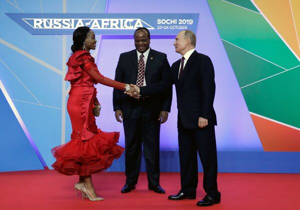 ولادیمیر پوتین، رئیس جمهور روسیه و مسواتی سوم، پادشاه اسواتینی به همراه همسرش در نشست روسیه - آفریقا در سوچی - اسپوتنیک ایران  