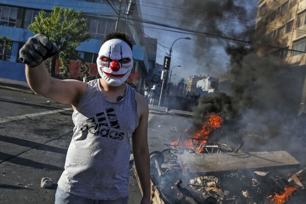 یک معترض با ماسک در جریان اعتراضات سانتیاگو، شیلی - اسپوتنیک ایران  