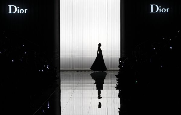 مدل در حال نمایش برند دیور در هفته مد پاریس - اسپوتنیک ایران  