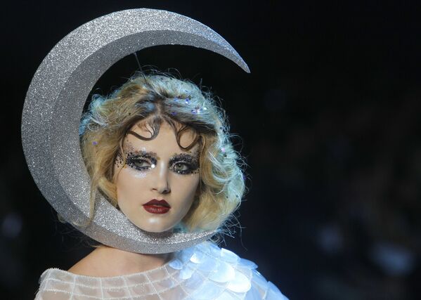 مدل در حال نمایش برند کریستین دیور در هفته مد پاریس - اسپوتنیک ایران  