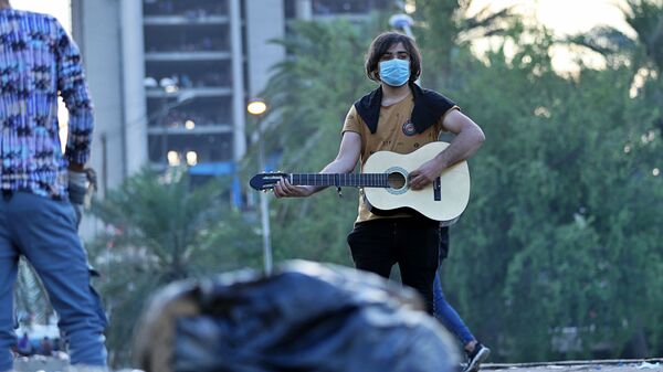 Протестующий играет на гитаре во время антиправительственных протестов в Багдаде, Ирак  - اسپوتنیک ایران  