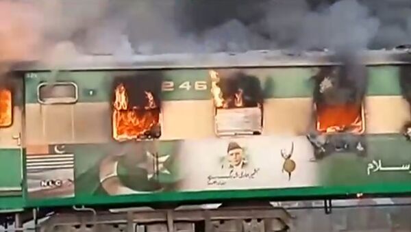 قطار مسافربری در پاکستان که بر اثر انفجار کپسول گاز دچار حریق شد - اسپوتنیک ایران  