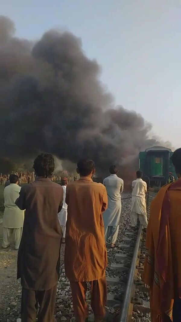 قطار مسافربری در پاکستان که بر اثر انفجار کپسول گاز دچار حریق شد - اسپوتنیک ایران  