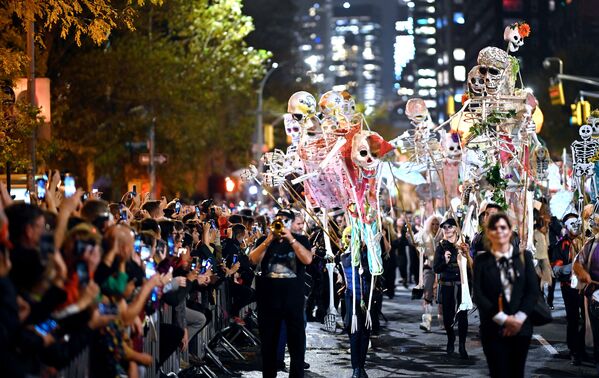 شرکت کنندگان در رژه سالانه هالووین ویلیج در نیویورک  - اسپوتنیک ایران  
