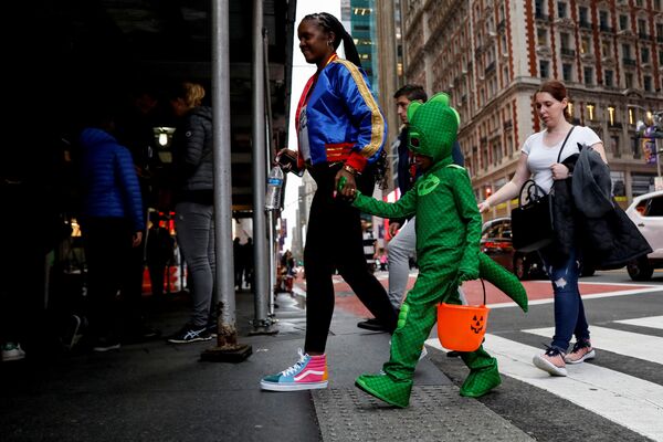 کودکی با لباس دایناسور در منهتن نیویورک
 - اسپوتنیک ایران  
