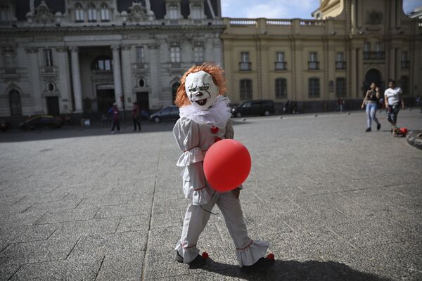 کودکی در لباس دلقک هنگام جشن هالووین در سانتیاگو، شیلی
 - اسپوتنیک ایران  