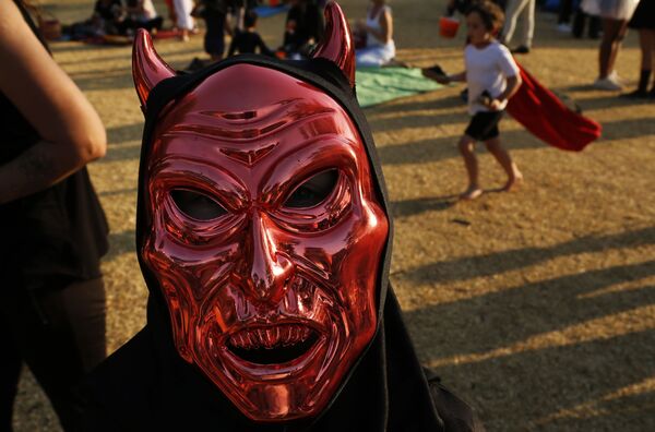 مرد نقابدار در مراسم جشن هالووین در پارک ژوهانسبورگ، آفریقای جنوبی
 - اسپوتنیک ایران  