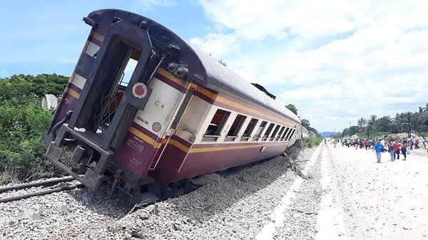 برخورد مرگبار قطار با اتوبوس در تایلند - اسپوتنیک ایران  