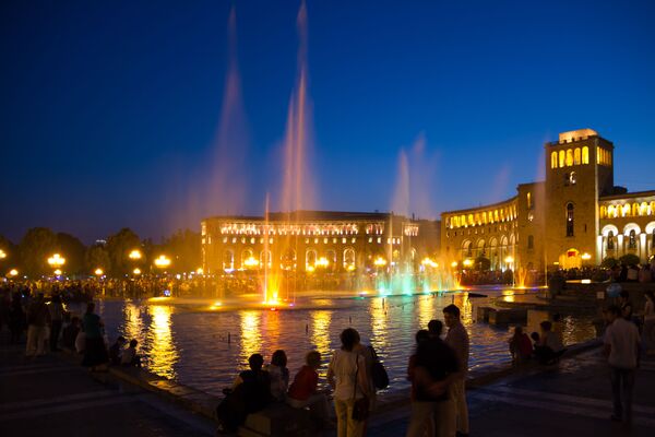 فواره موزیکال در میدان مرکزی پایتخت ارمنستان - اسپوتنیک ایران  