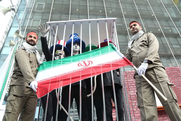 شرکت‌کنندگان تظاهرات تهران به مناسبت چهلمین سالگرد تصرف سفارت آمریکا - اسپوتنیک ایران  