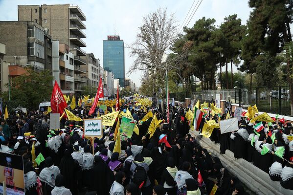 شرکت‌کنندگان تظاهرات تهران به مناسبت چهلمین سالگرد تصرف سفارت آمریکا - اسپوتنیک ایران  
