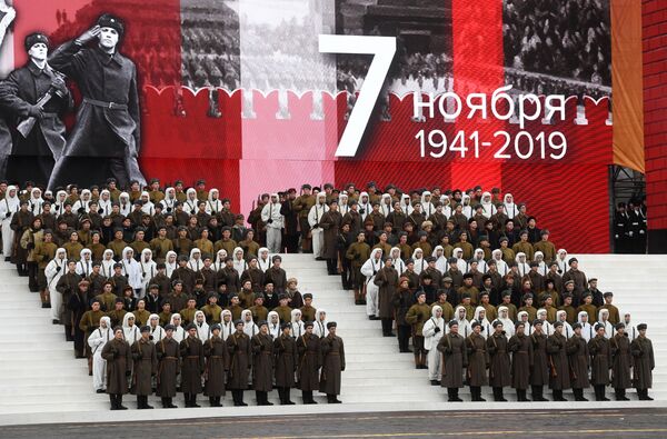 
جنگ جهانی دوم دومین جنگ جهانی بود که از سال ۱۹۳۹ تا سال ۱۹۴۵ رخ داد – هر سال در تاریخ 7 نوامبر، در میدان سرخ مراسمی به یاد سربازان جنگ برگزار می شود 
 - اسپوتنیک ایران  